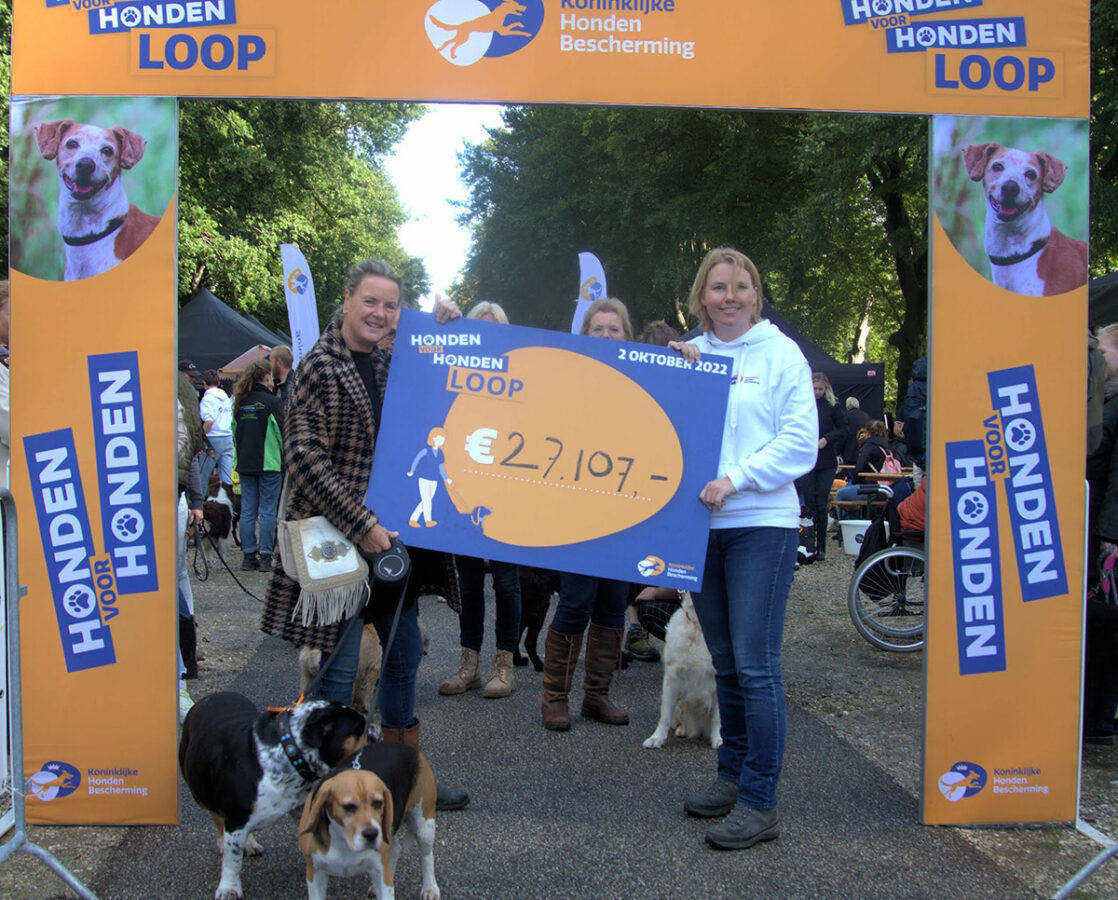 Erica Meiland en Daphne Groenendijk tonen de opbrengst van de Honden voor Honden Loop 2022.