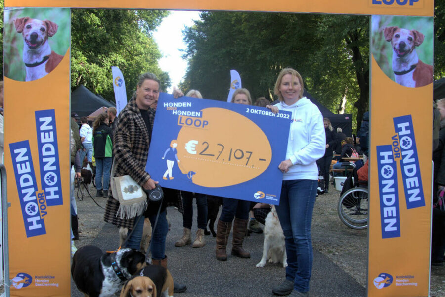 Erica Meiland en Daphne Groenendijk tonen de opbrengst van de Honden voor Honden Loop 2022.